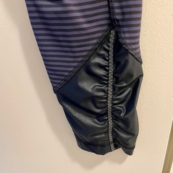 Rare Lululemon black/purple stripe leggings with trim on calf. Size 6 Mint Cond - Picture 2 of 11